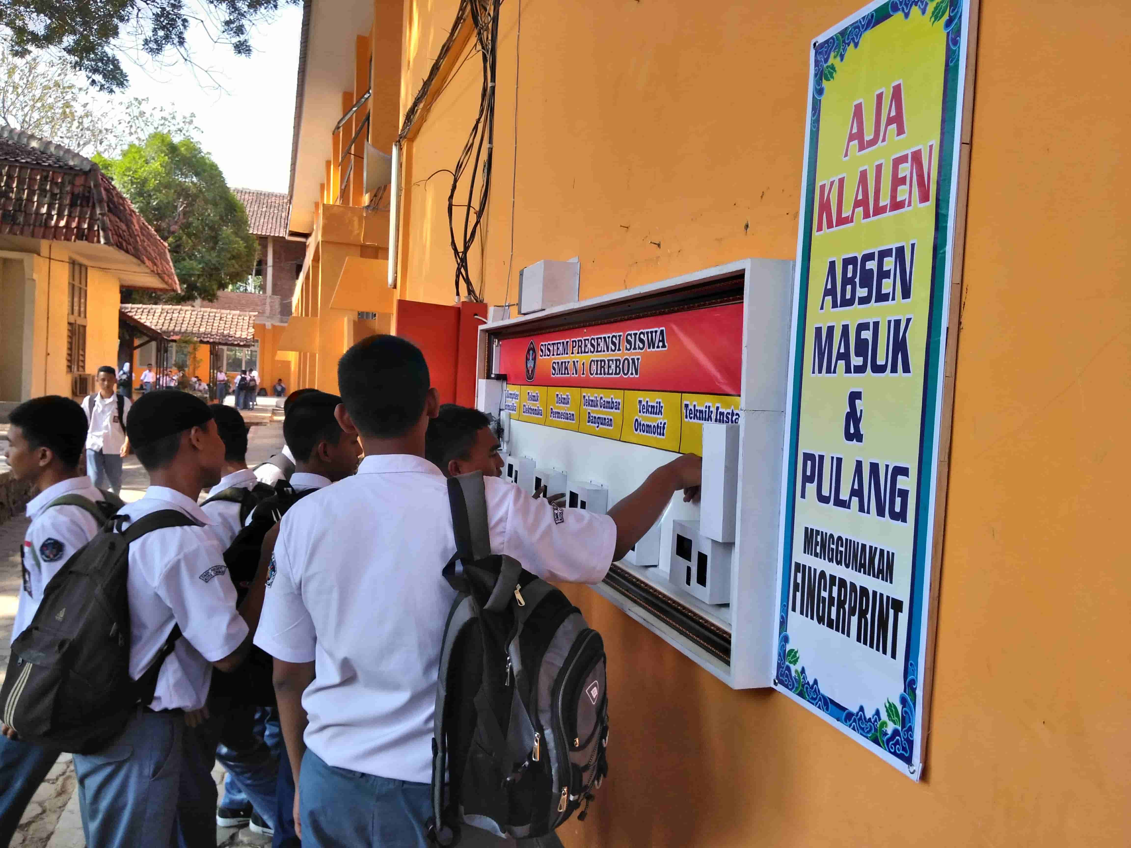 Siswa SMKN 1 Cirebon Absen Masuk & Pulang dengan Fingerprint